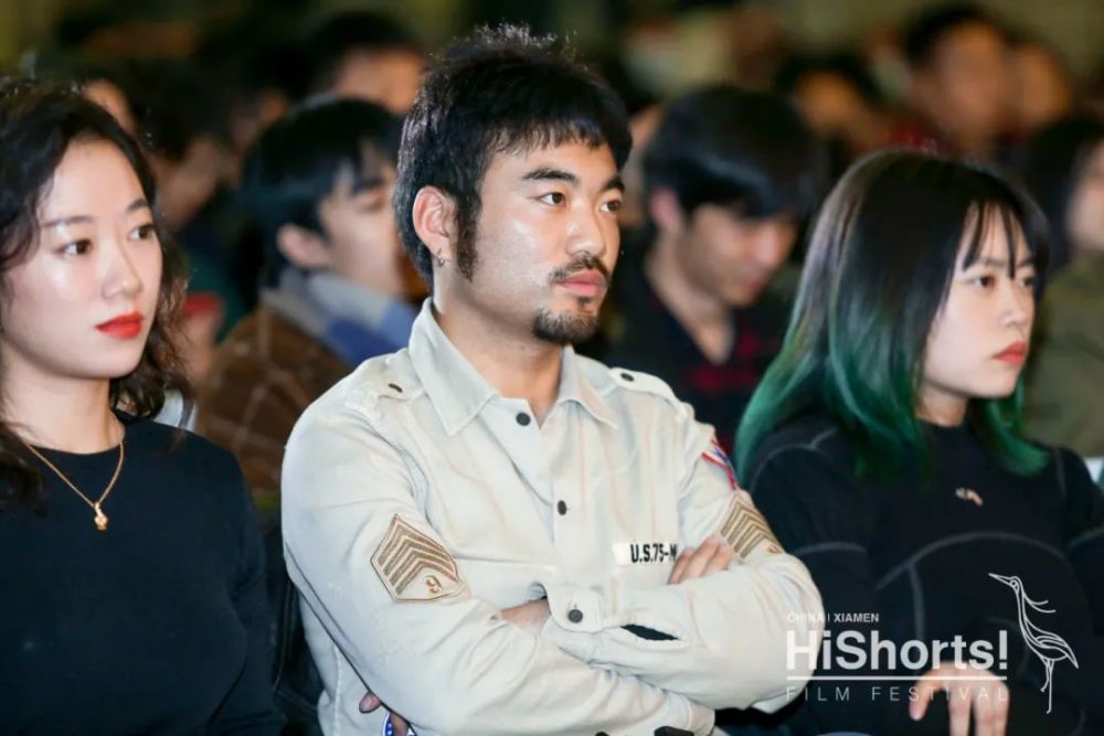 右一为社会创新sn特别奖获得者黄怡,左一为最佳纪录短片,最佳商业短片