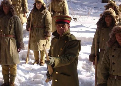 八路军缴获的日军大衣 为何不穿而是选择烧掉 当年的教训不能忘 腾讯新闻