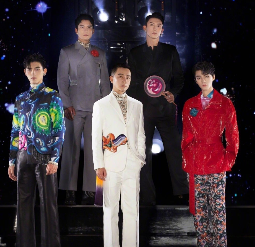 王俊凯综艺《长大成人》,路透中身高见长,与董子健对比更为明显_腾讯