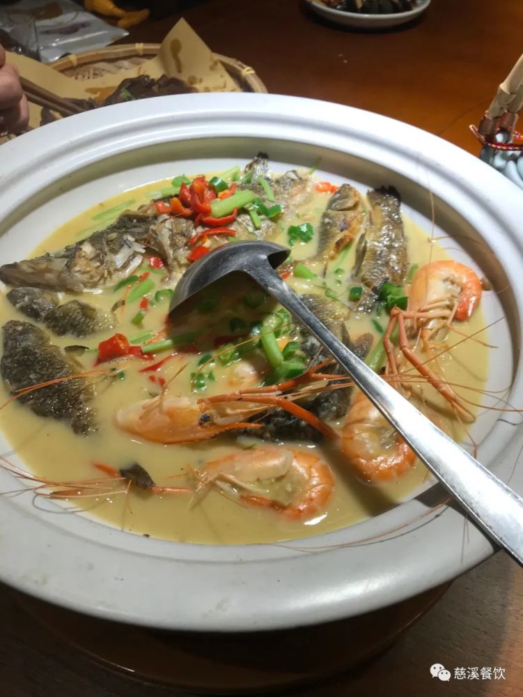 话语间说到好久没吃到小时候的河鲜了,今天晚饭妈妈就烧了一锅小河鲜
