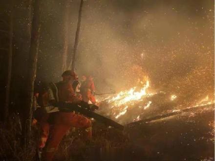 凉山火灾致19死:25名干部被追责