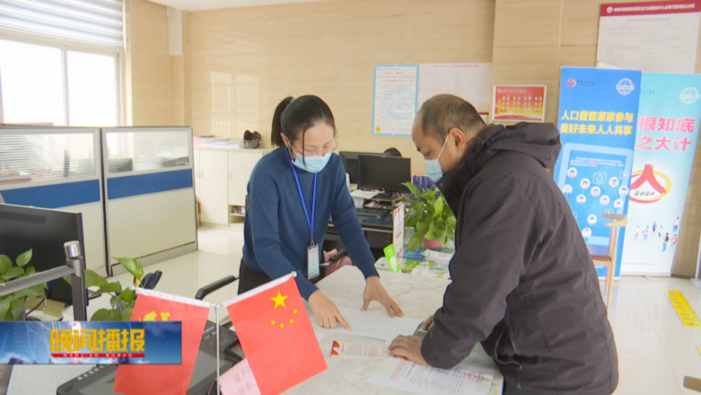 居民韩宝强在社区工作人员的帮助,引导下办理小额担保贷款业务.