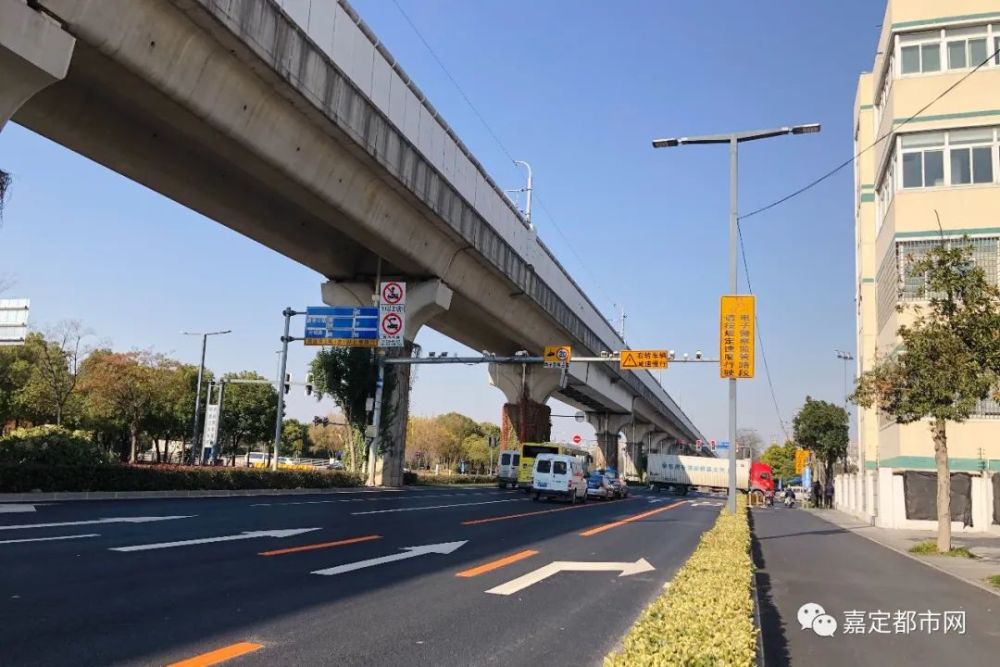 清晰地看到地面标识在胜辛路陈家山路路口道路导向标线和地面通行标识