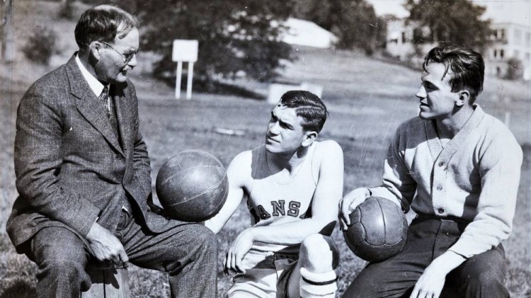 一百二十九年前的今天詹姆斯奈史密斯发明篮球运动