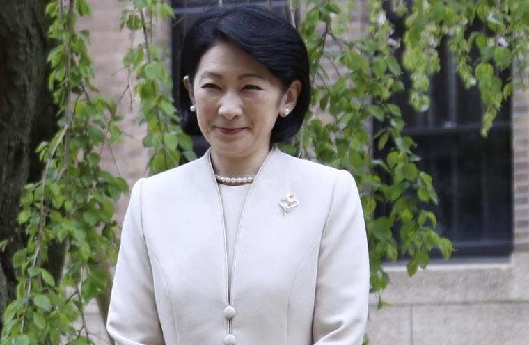 纪子妃全家福真温馨!母凭子贵笑颜似狐狸,14岁"独苗"颜值堪忧