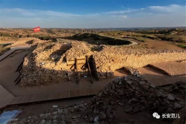 石峁角臺▲石峁東城門石峁遺址位於陝西省榆林市神木高家堡鎮,是