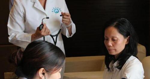 又狂又"贪"的银行行长,一把牌输6000万,妻子和老外假戏真做