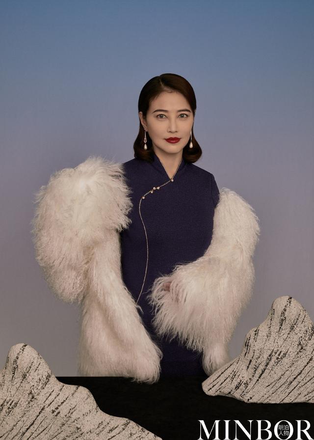 果然岁月不败美人,54岁周海媚状态依旧好,穿旗袍美得惊艳时光