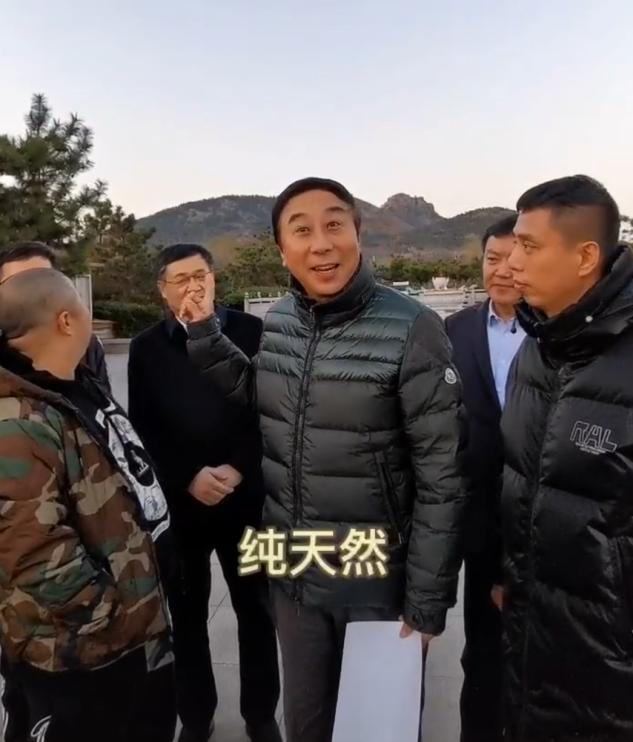 63岁冯巩带徒弟包饺子,手法娴熟精气神好,还不忘来段搞笑相声