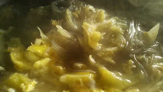 白菜蛋花汤 喝起来清淡可口又美味 配上大米饭 吃起来更舒服 红薯粉丝 白菜丝 白菜 蛋花汤 大米