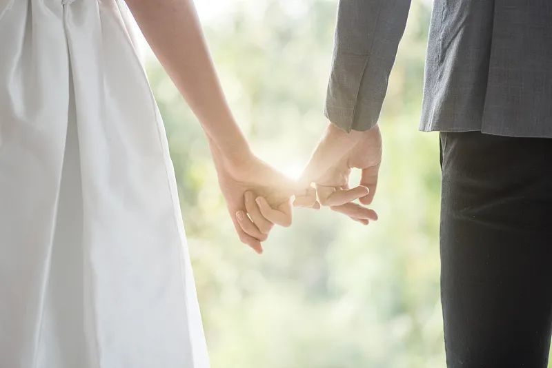 男女双方两头皆是婚娶婚嫁,夫妻两头走.