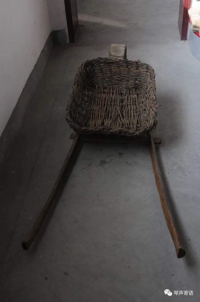 除了以上农具外,还有场上作业的连枷,木锨,铁叉和碌碡,扇车等;装运