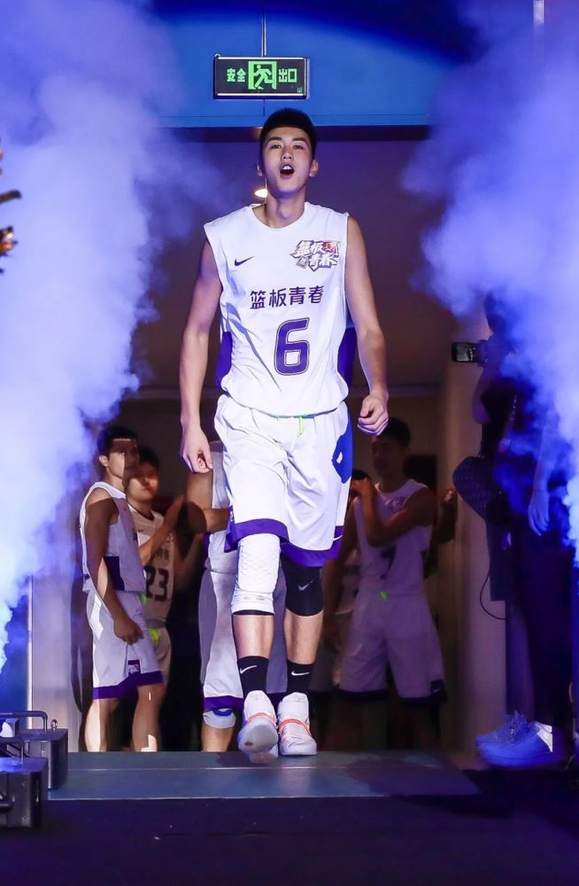 而今天介绍的这位篮球校草,也要有向青年过渡的魅力!