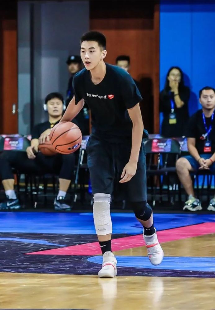 而今天介绍的这位篮球校草,也要有向青年过渡的魅力!