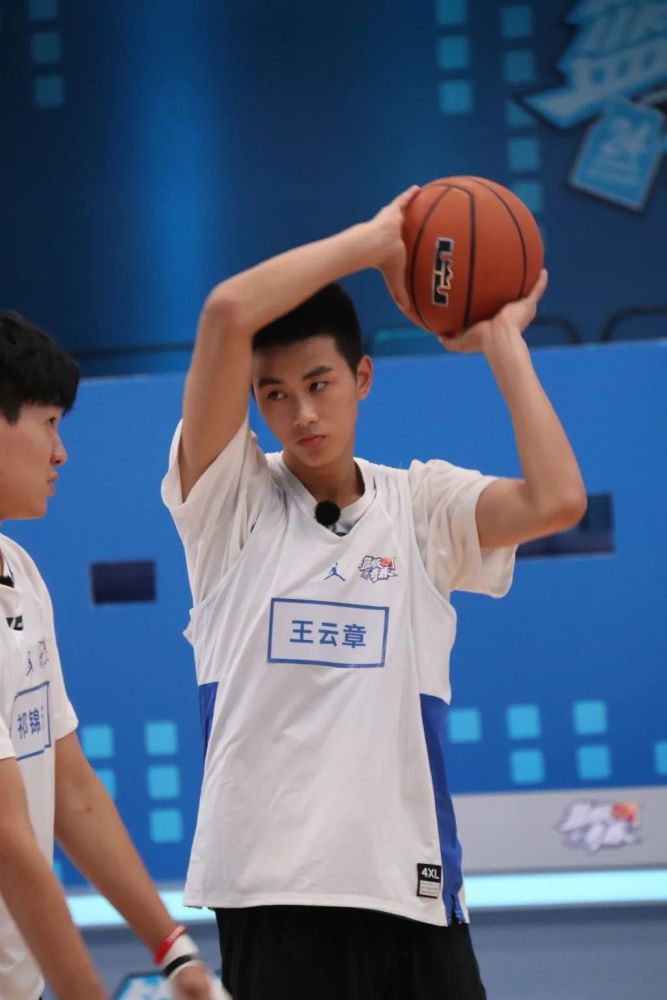篮球体育生yyds身高2米的四川00后篮球校草发堉的太好了