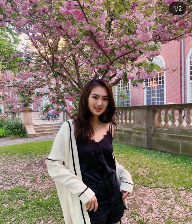 名媛姚安娜豪宅里凹造型,扎马尾辫穿白色套装,一身大牌元气满满!