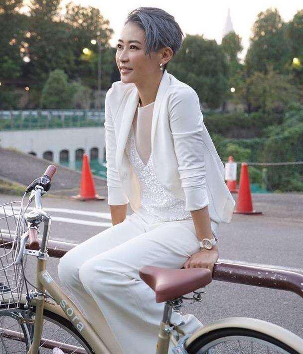 梁静满头银丝,穿白色成套西装,气场盖过身高190的老公管虎