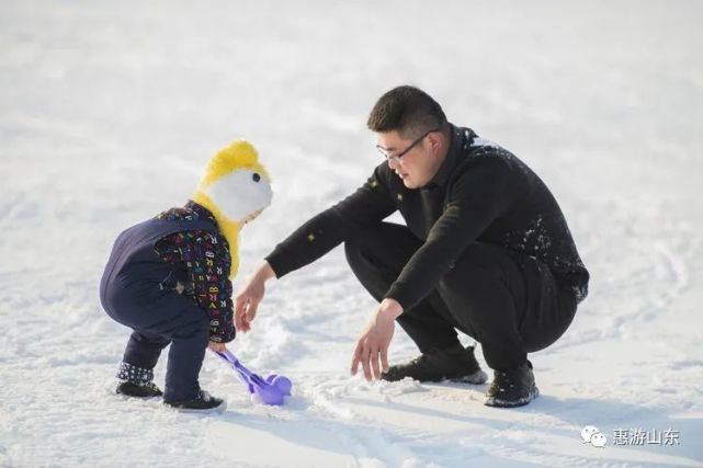 节假日带孩子来见子山滑雪场坐雪地摩托车,再去滑冰场坐雪橇,这是孩子