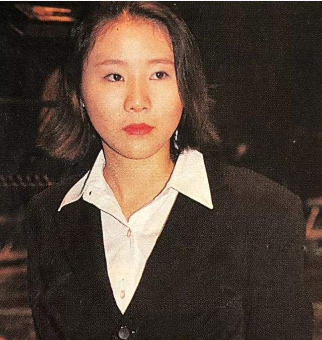 张亚东前妻变化真大一身经典黑白配温柔可人同框王菲不输气场