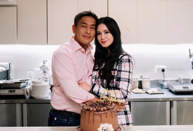 林恬儿夫妇罕见秀恩爱富豪老公穿粉色衬衫很帅气肤色却是亮点
