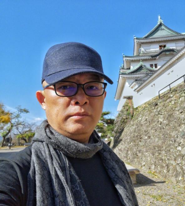 孟非久违晒自拍条纹衬衫配黑边眼镜很斯文一脸病容却憔悴显老