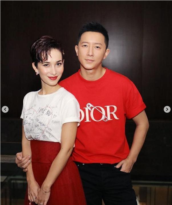 35岁混血妻子白t恤配红裙,红唇烈焰美得大气!