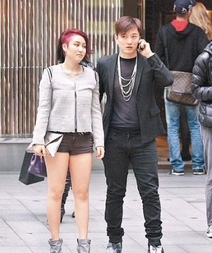 赌王女儿何超云瘦了黑t配半身裙显高挑甩掉30斤肉美出新高度