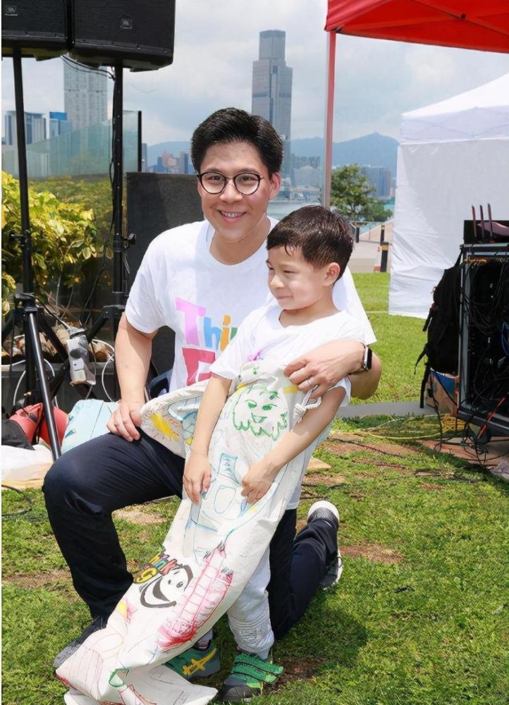 郭晶晶儿子长高了,7岁霍中曦穿西服套装,四六分身材大长腿抢镜!