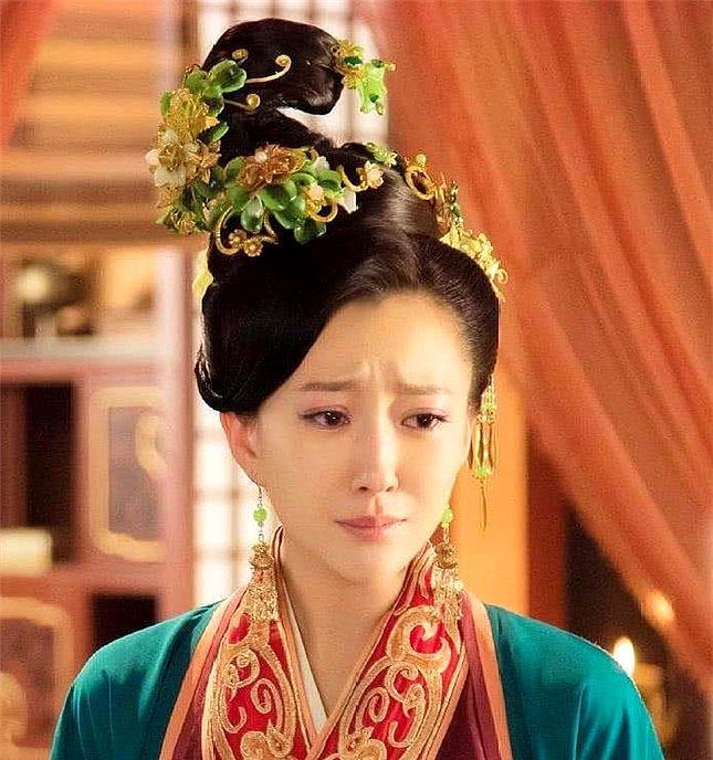 贞妃与甄嬛进入姜小媛地宫中时,皇帝与荣嫔已经等在那里.