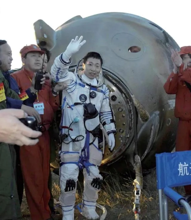 航天员杨利伟出舱2005年10月17日,神舟六号飞船成功着陆.