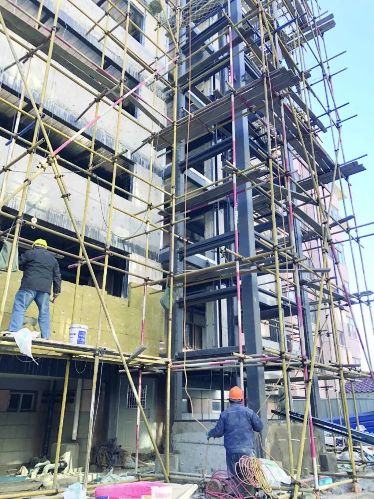 天士力花园加装电梯施工现场  许 鑫 摄