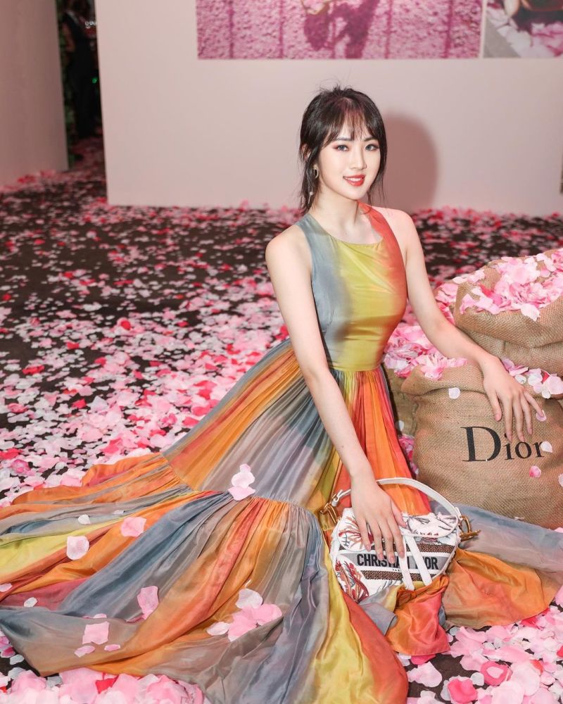 22岁华为小公主姚安娜开微博引关注滤镜过重被指医美脸不如孟晚舟端庄