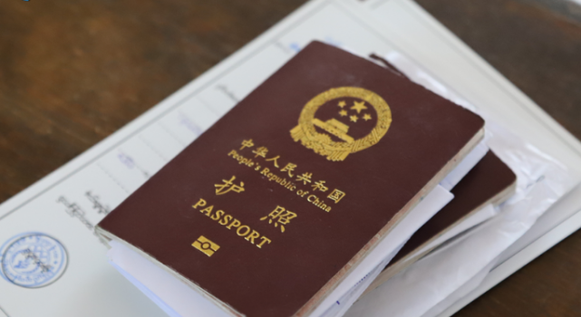 缅甸边境移民局为滞留的中国人发合法证件