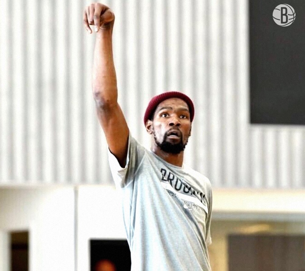 大战勇士倒计时欧文穿上特制中文版背心杜兰特训练又戴小绒帽