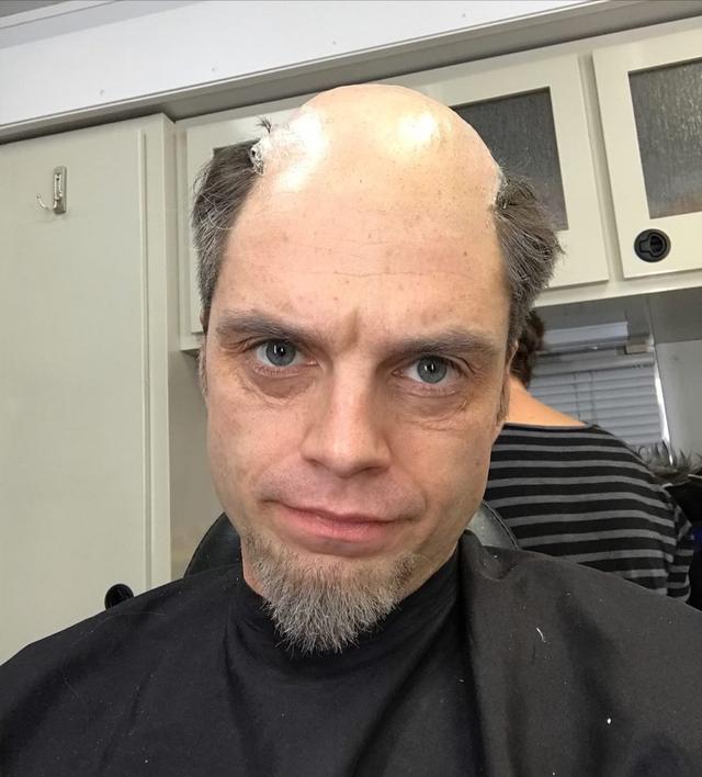 冬兵晒秃头自拍疑似猎鹰与冬兵剧照网友这是周一上班的我