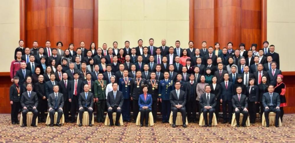 与会领导同全省精神文明建设先进代表合影.