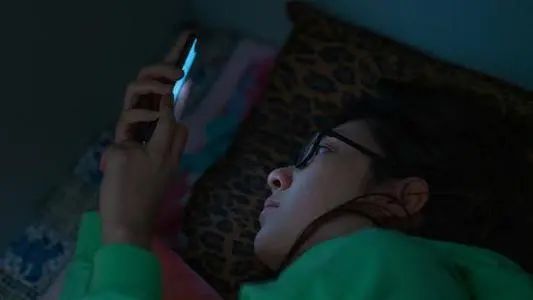 白白被窝熬夜玩手机伤眼怎么能减少伤害