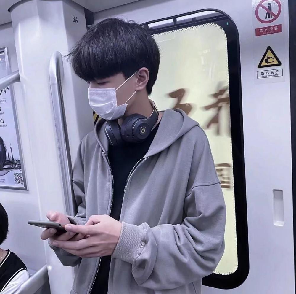 贼好看的男生头像跟你在一起的女孩应该会很幸福吧