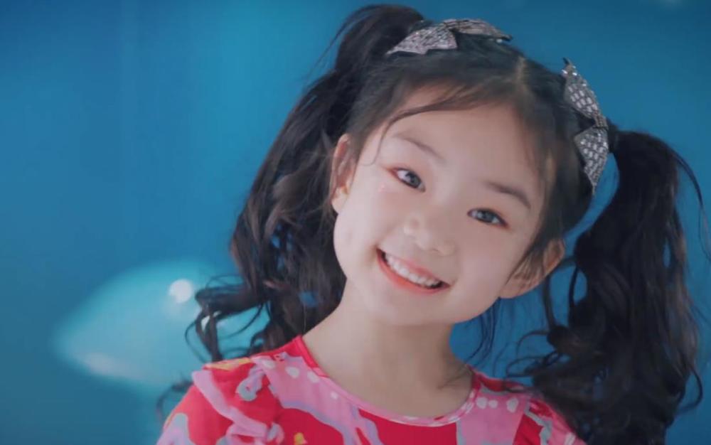 戚薇晒女儿与吴青峰合作新歌5岁lucky笑容甜美越长越像妈妈