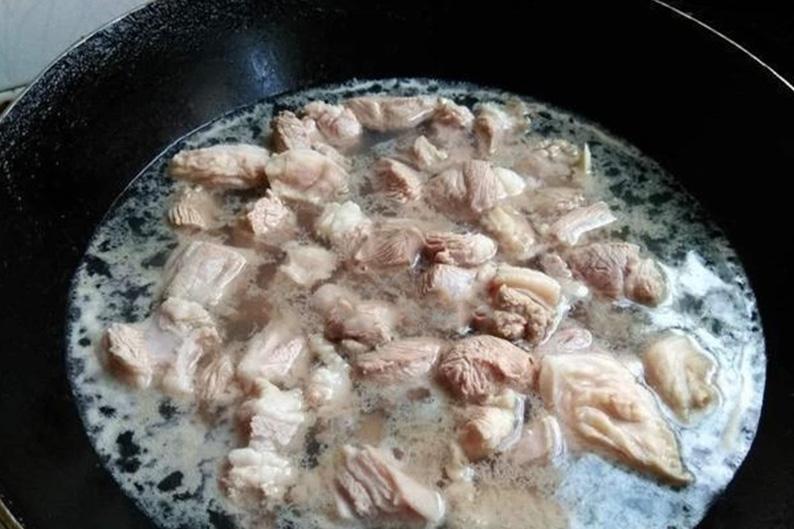 炖羊肉有人先焯水有人直接炖都错了3个小妙招汤鲜肉香