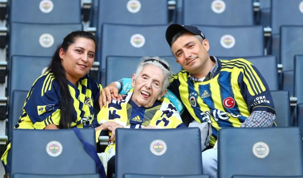 费内巴切俱乐部也被老人的这份深情感动,在2019/20赛季的球衣宣传片中