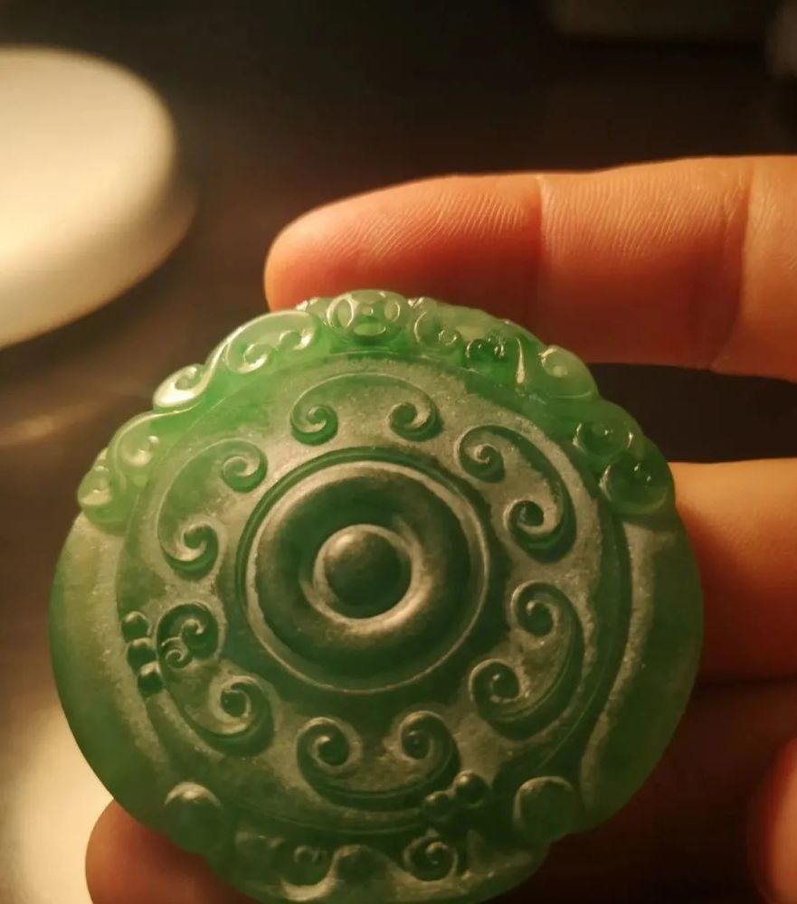 翡翠阳绿手镯心这样一雕看一眼就爱上了