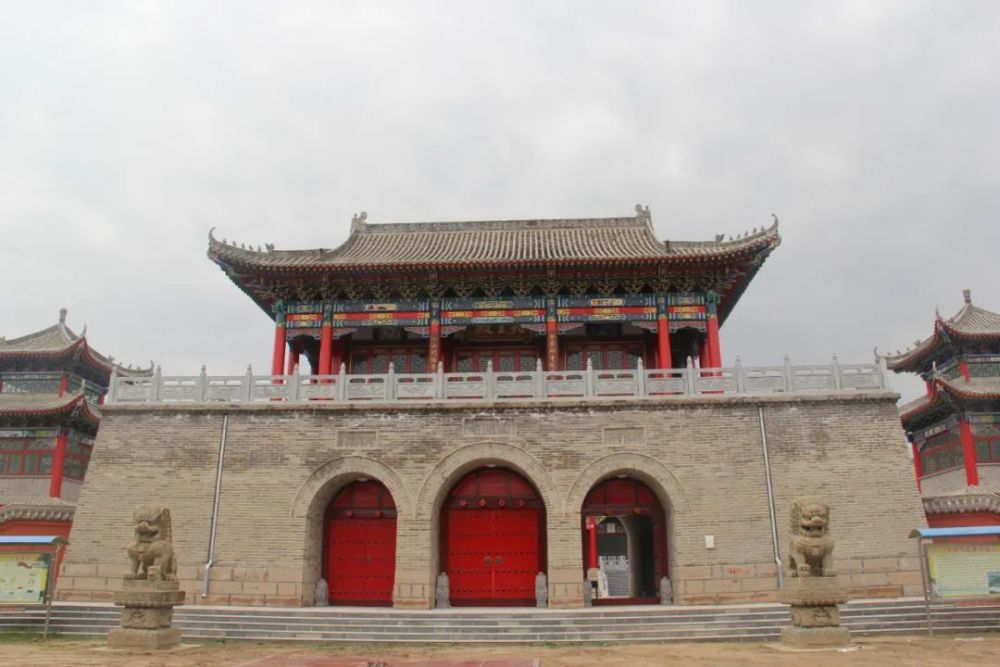 固原这座拥有着两千多年建筑史的古城,在今天愈发焕发出它神采奕奕的