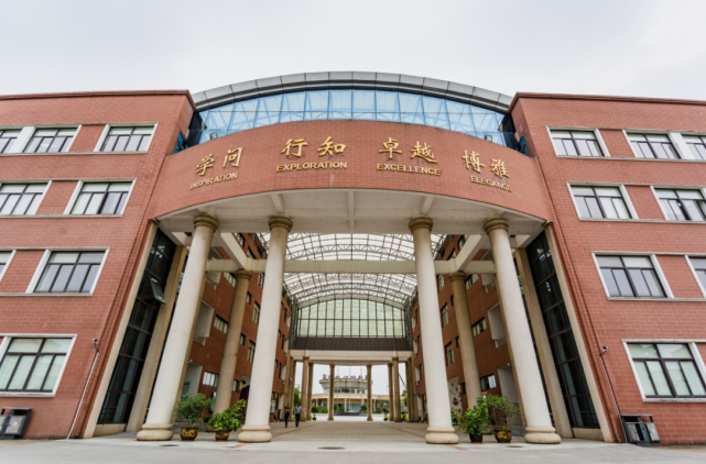 【主要内容】在老师引导下,带着目标,参观中加枫华学校及实验室等国际