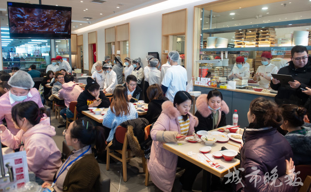 感觉今天的顾客至少是平时的10倍……"服务员表示,不但来店的顾客爆满