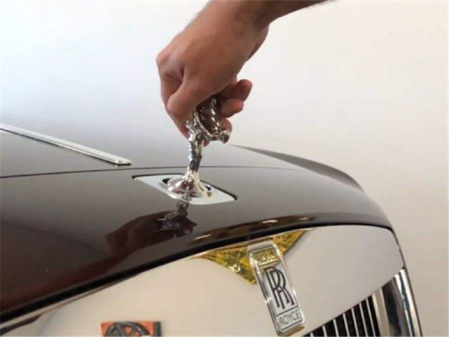 熊孩子把劳斯莱斯车标拿回家 给弟弟当玩具 父母心都要碎了 劳斯莱斯 熊孩子