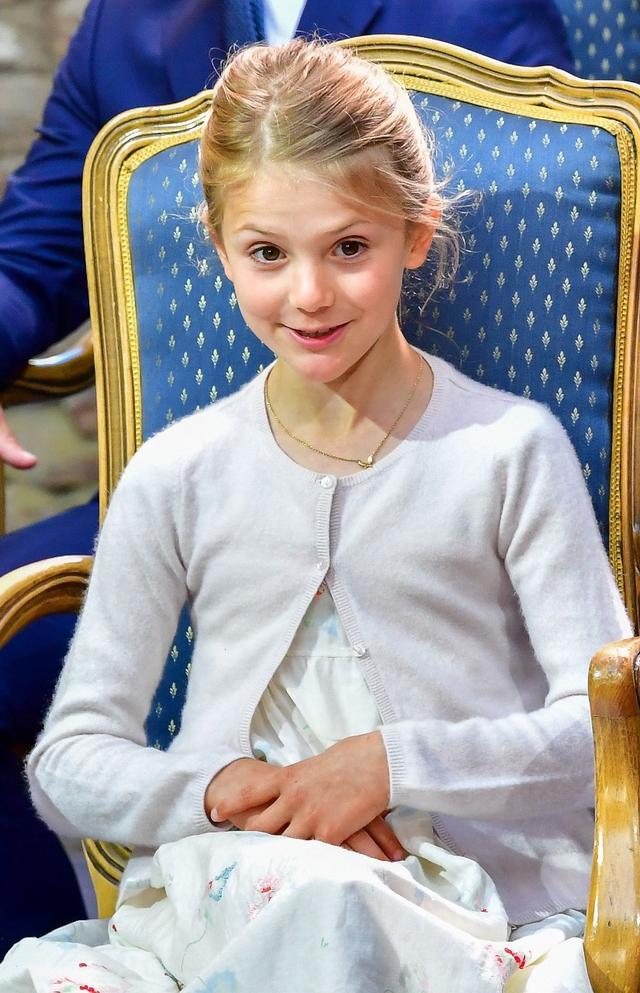 条框框去约束孩子们的成长,这种方式也让埃斯特尔公主的路子有一点野