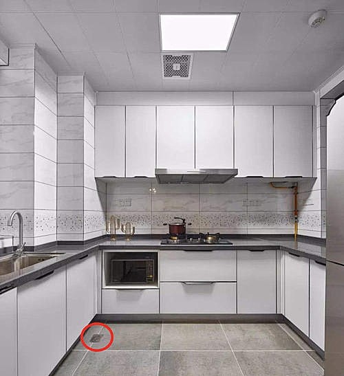 朋友遭了一场罪,才想起厨房有地漏的好,地面上全是积水,清理难