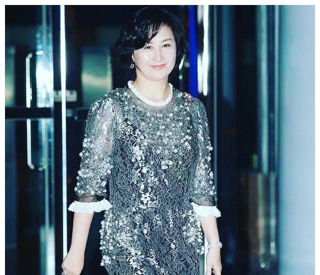 赌王家有两个最漂亮的女儿,第一是何超英第二是何超琼,她俩婚姻都不