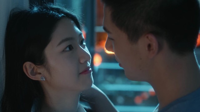 夏林希和蒋正寒初次见面就是在蒋正寒打工的网吧